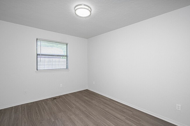 Building Photo - Corner-Lot 3Bedroom Charmer in Yukon with Fireplace & Enclosed Patio!