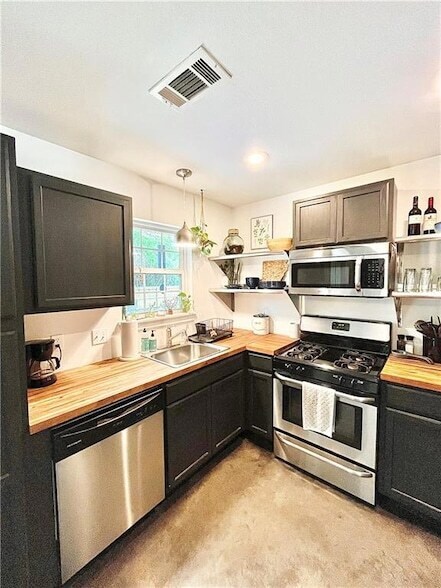 Building Photo - 721 Dockery Ln