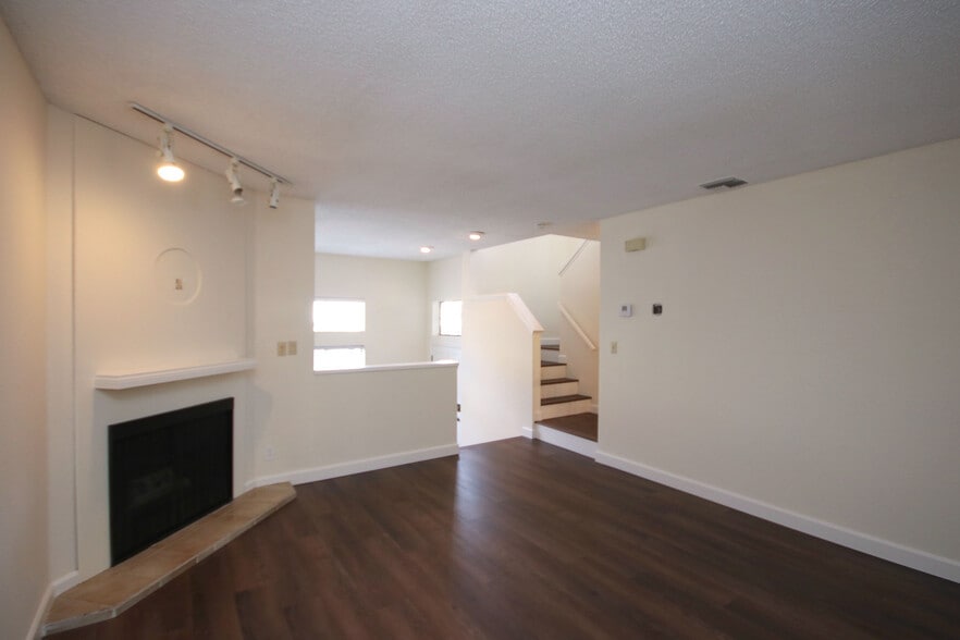 Building Photo - 416 N Bushnell Ave