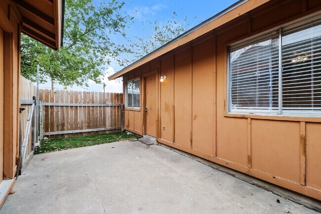 Building Photo - 323 W William Cannon Dr