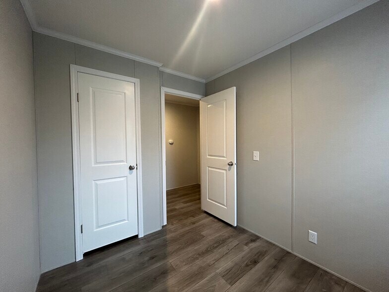 Building Photo - 11424 Oakgrove Dr