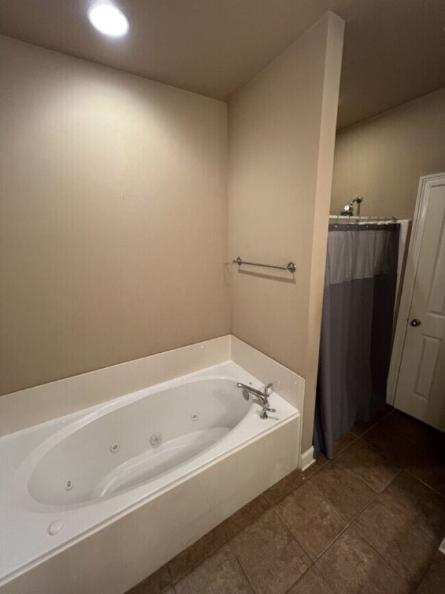 Building Photo - Newly updated! 3 bd, 2 bath condo in Zachary's Cottages at Blue Herron