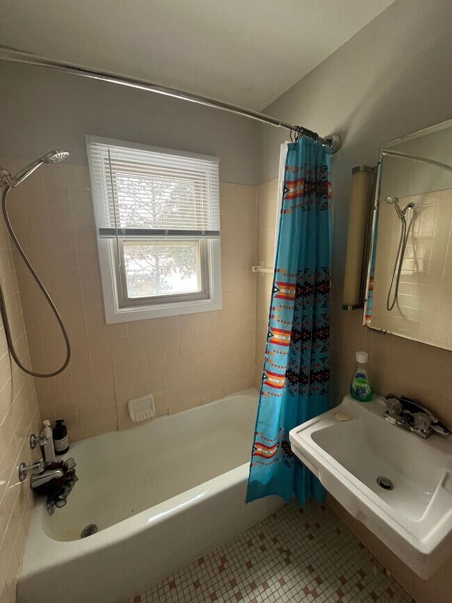 Building Photo - Available September! - 1 Bed 1 Bath Apartment