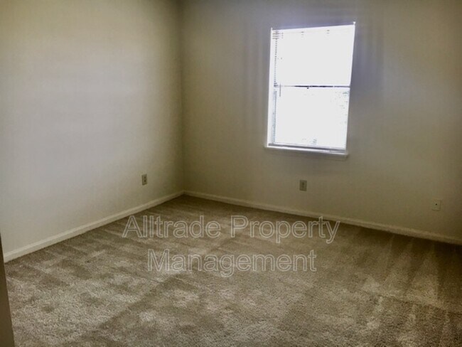 Building Photo - 2366 Chauvin Dr