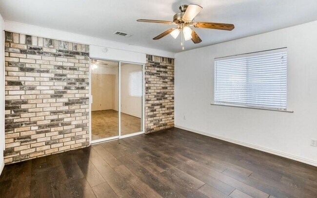 Building Photo - Location location