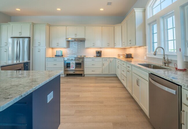 Building Photo - AWESOME OFF-SEASON SINGLE FAMILY BEACH HOM...