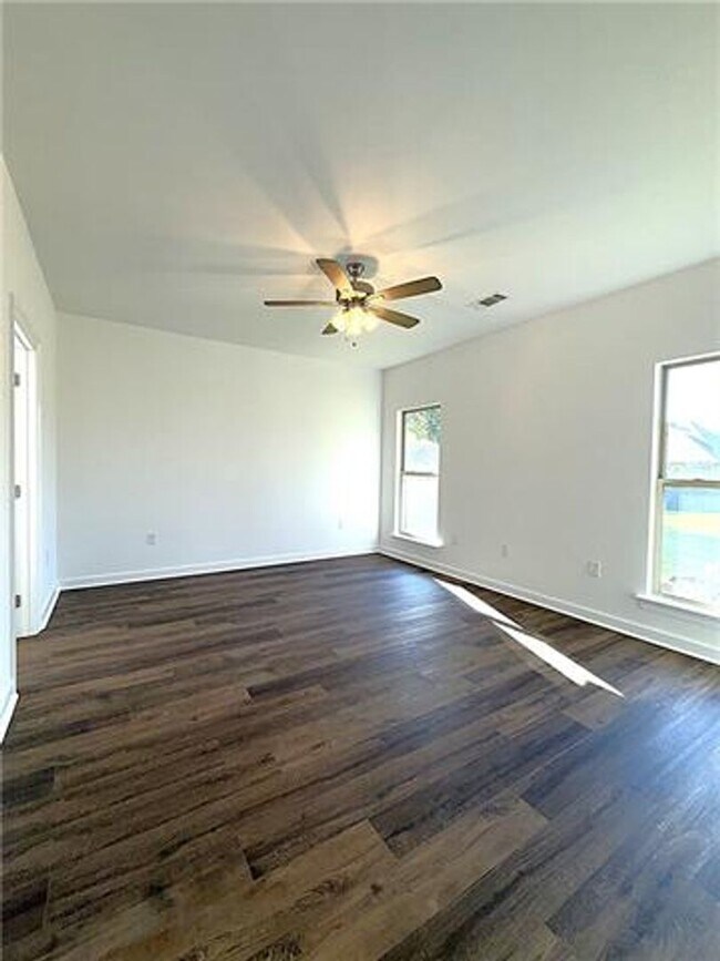 Building Photo - 3 Bedroom, 2 Bath Home