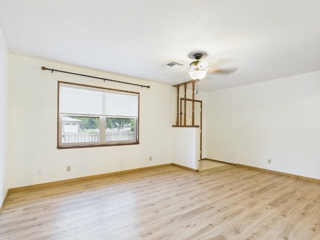 Building Photo - Adorable 2/2 minutes from Main St.