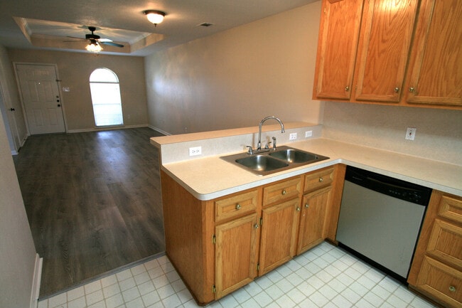 Building Photo - 901 Camellia Ct