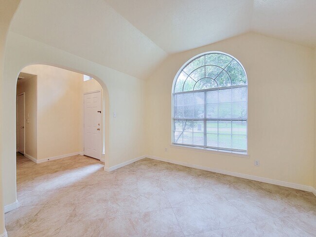Building Photo - NICE CLEAN HOME. FORMAL LIVING DINING , DEN, BIG KITCHEN WITH BRAKFAST ROOM. TILE FLOOR IN KITCHE...