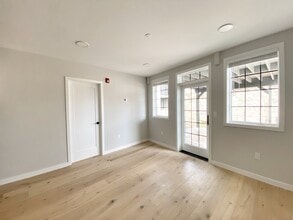 Building Photo - 32 Main St