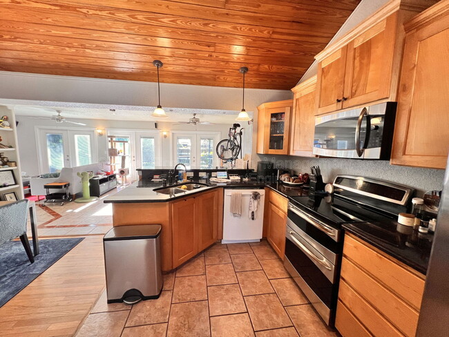 Building Photo - 750 Royal Palm Ct