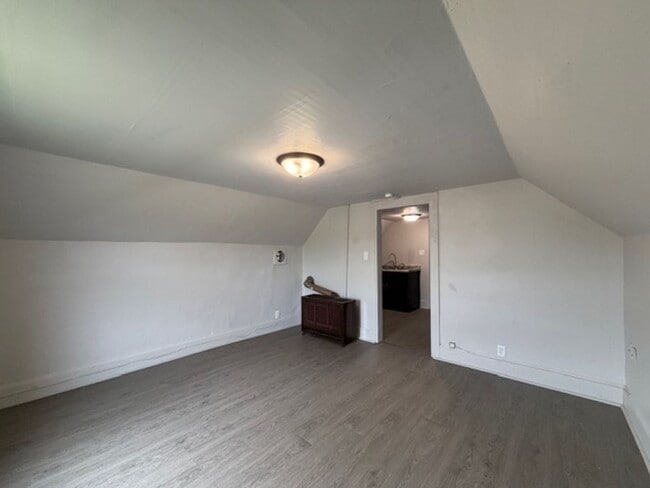 Building Photo - 402 Fritz Ave E