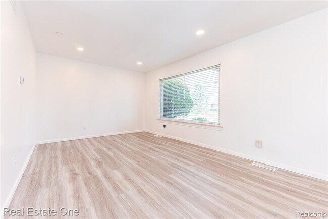 Building Photo - 29489 Geraldine Rd