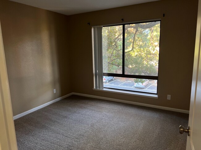Building Photo - Spacious 3 Bed 2 Bath Condo Located in Desirable Mountain View Location