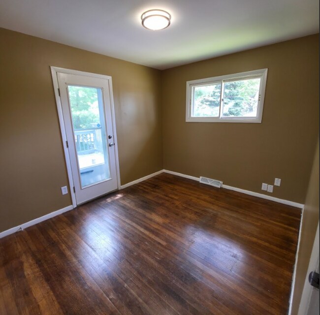 Building Photo - Single Family Home 3 beds 1 bath Available...