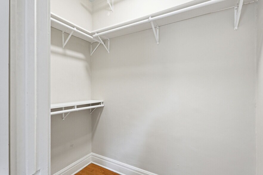 Building Photo - 916 Bromley Rd