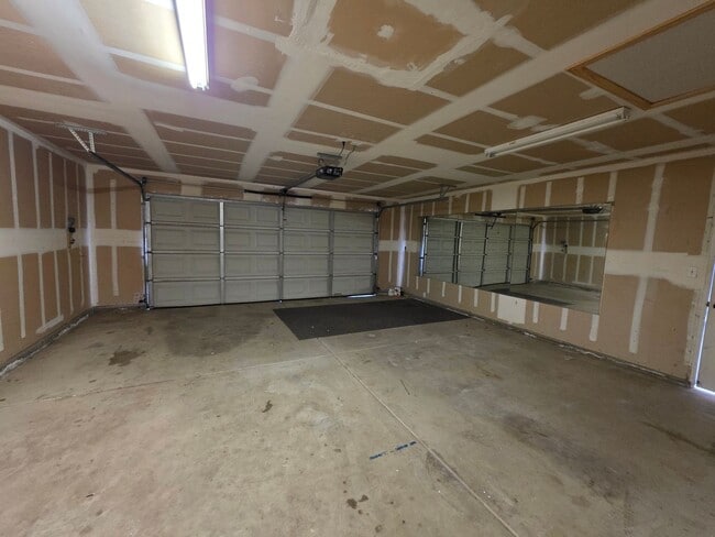 Building Photo - 4 bedroom 2 bathroom in NW Visalia!