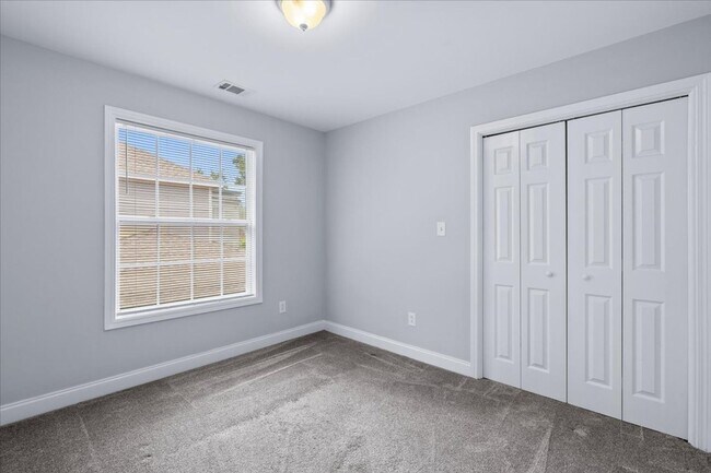 Building Photo - 830 E Duffy St