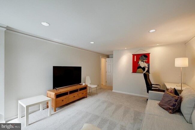 Building Photo - 9420 Holland Ave
