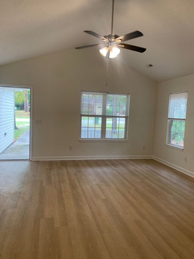 Building Photo - HALF A MONTH OF FREE RENT! 3 Bedroom, 2 Ba...