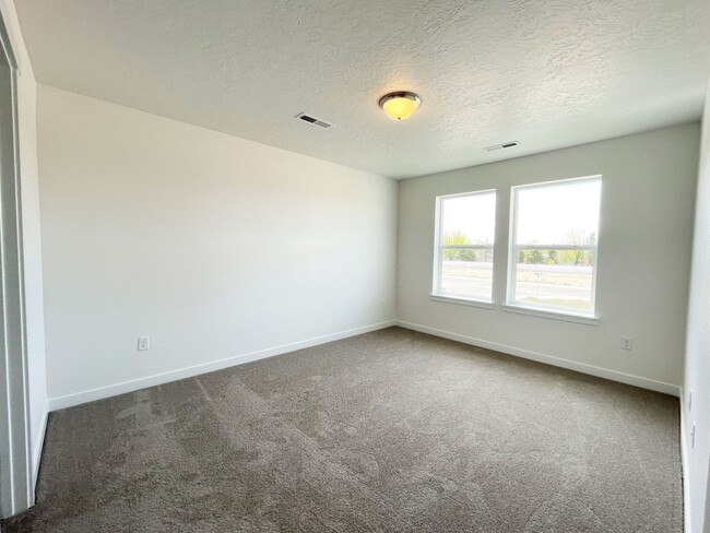 Building Photo - Bright and spacious 4 Bedroom 2.5 Bath hom...