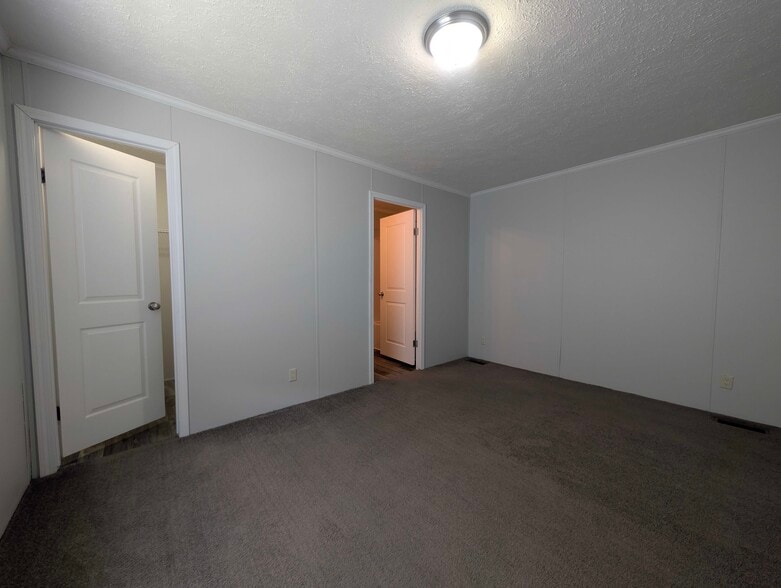 Building Photo - 15929 Villaire Ave