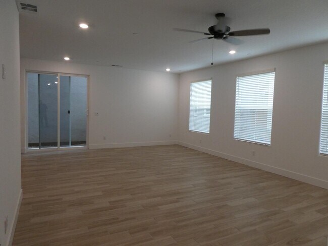Building Photo - 2725 E Teaberry Dr