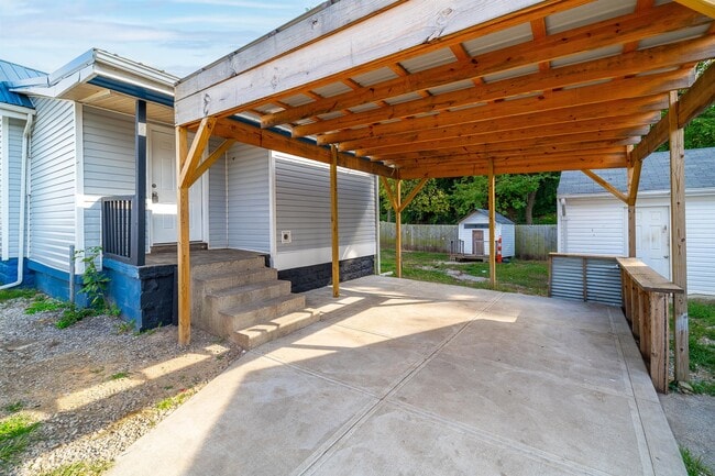 Building Photo - 465 Brehl Ave