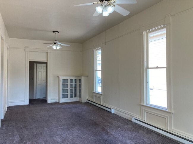 Building Photo - Campus House ~ 4 bedroom, 2 bath