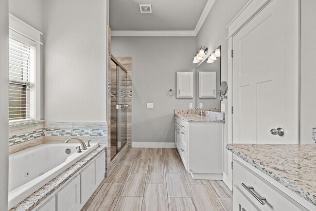 Building Photo - Come home to this stunning 4 bed/2 bath split floorplan home in Centerton!