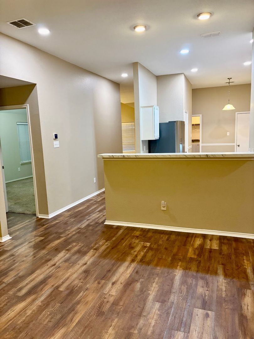 Building Photo - 809 Canyon Cove Dr