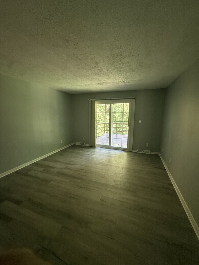 Building Photo - 2 Bedroom 1 Bathroom Apartment in Madison Heights with off street parking.