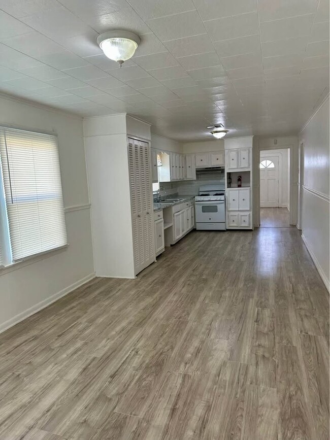 Building Photo - 648 Ave H