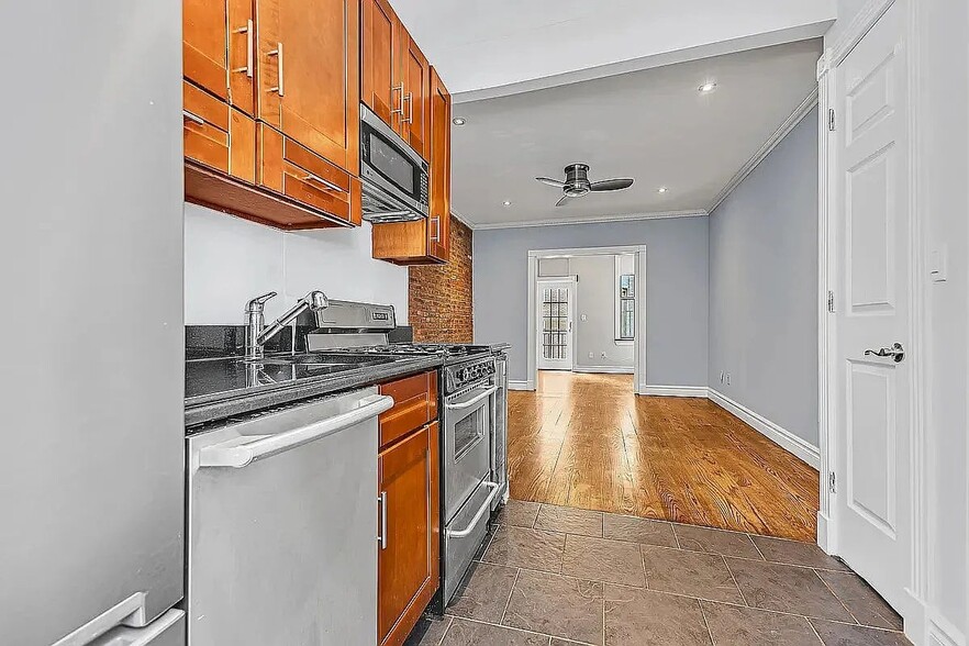 Building Photo - 221 E 23rd St