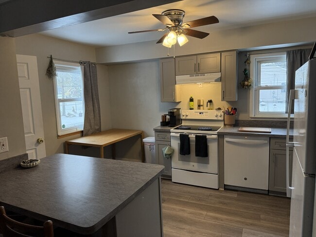 Building Photo - 131 W Evelyn Ave