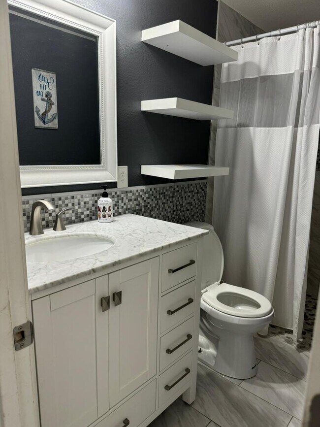 Building Photo - 813 N Center Ave