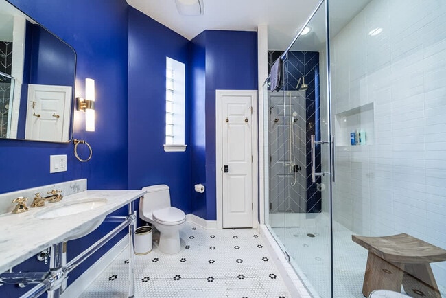 Building Photo - 2113 W Grand Ave