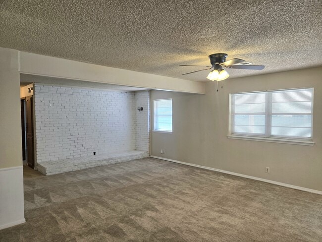 Building Photo - 904 E Hills Dr
