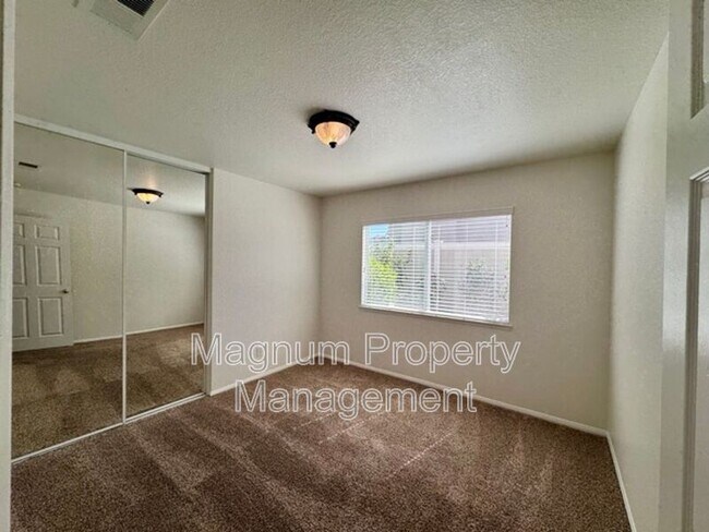 Building Photo - 687 Black Oak Cir