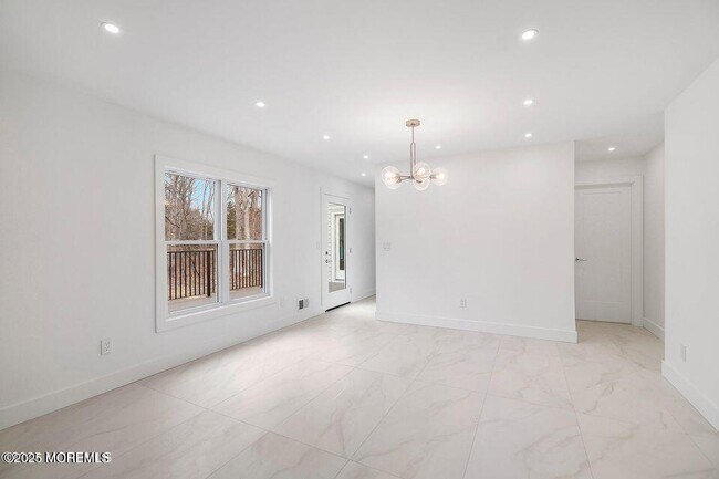 Building Photo - 527 Woodview Rd