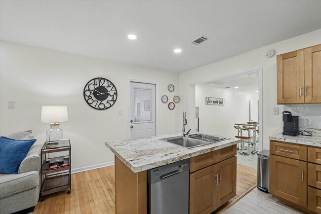 Building Photo - 713 Stafford St