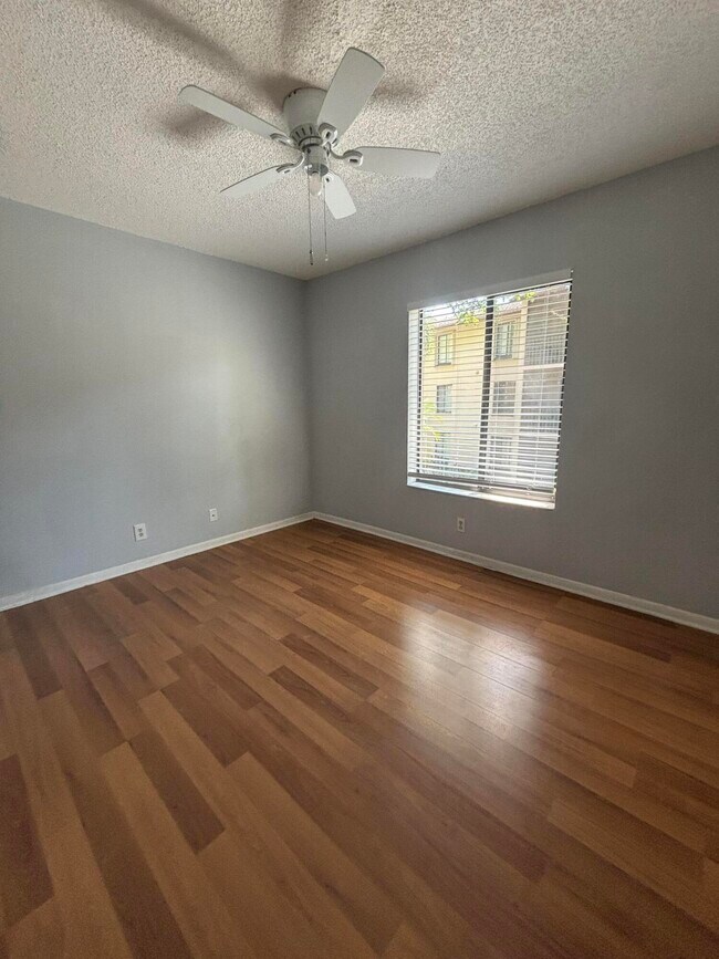 Building Photo - 201 Foxtail Dr