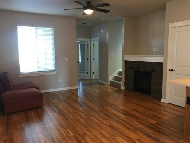 Building Photo - Beautiful NE Bend home, includes office an...