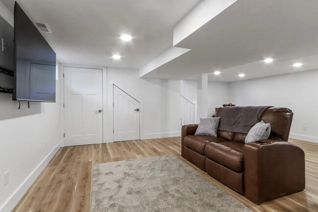 Building Photo - 190 Dewey Ave