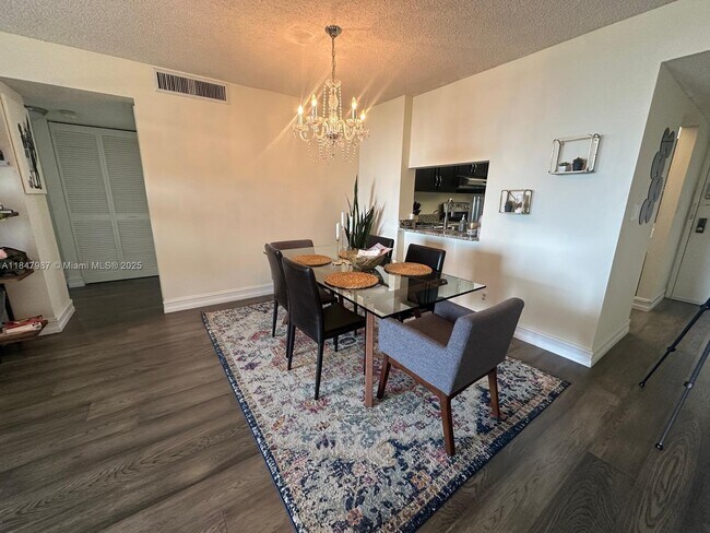 Building Photo - 2625 Collins Ave