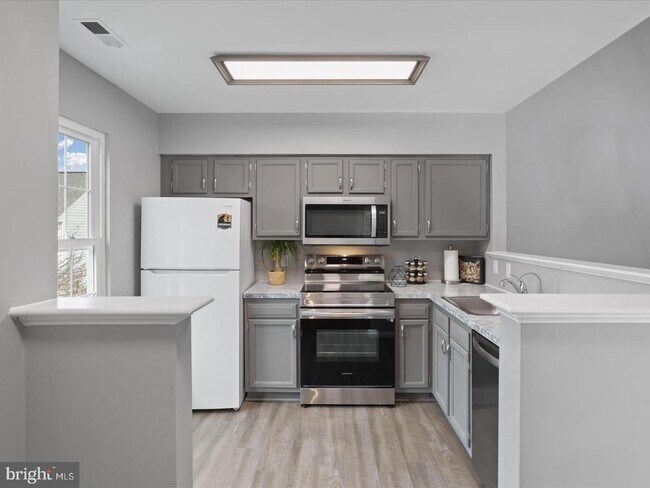 Building Photo - 9422 Scarlet Oak Dr