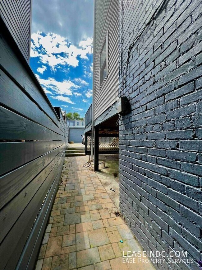 Building Photo - 1016 11th St NE