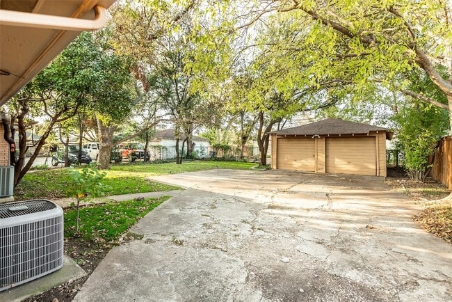 Building Photo - 6525 E Mockingbird Ln