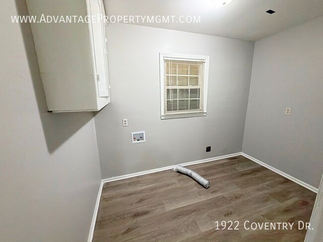 Building Photo - 1922 Coventry Dr